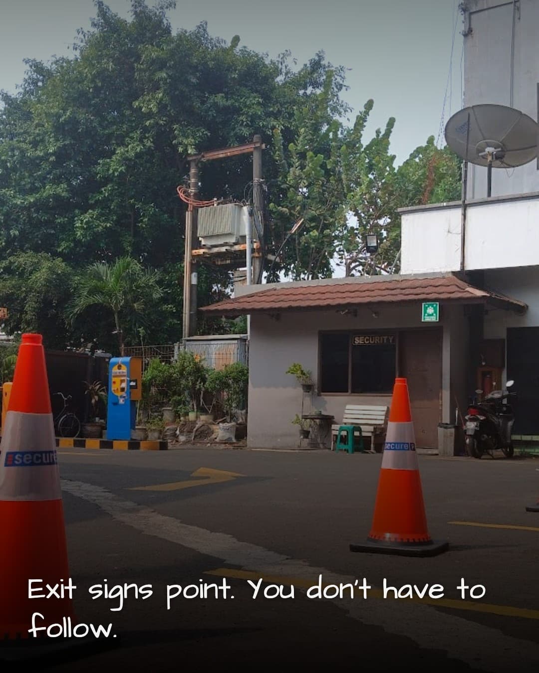 Three Horse Bar parking lot exit