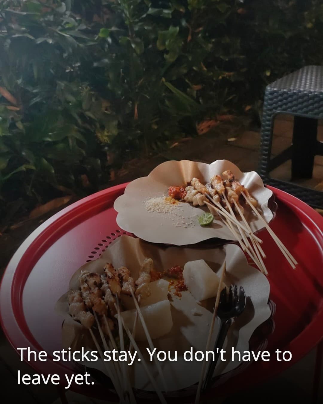 Sate Kudapan empty skewers on table
